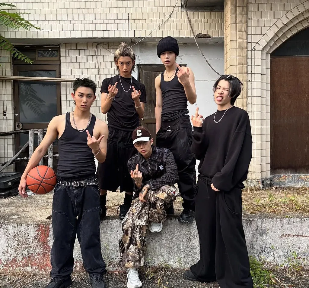 朴宰范藏不住了!亲自带新男团 LNGSHOT 突袭大学庆典,明年一月正式出道! - 最新爆料 - kpann