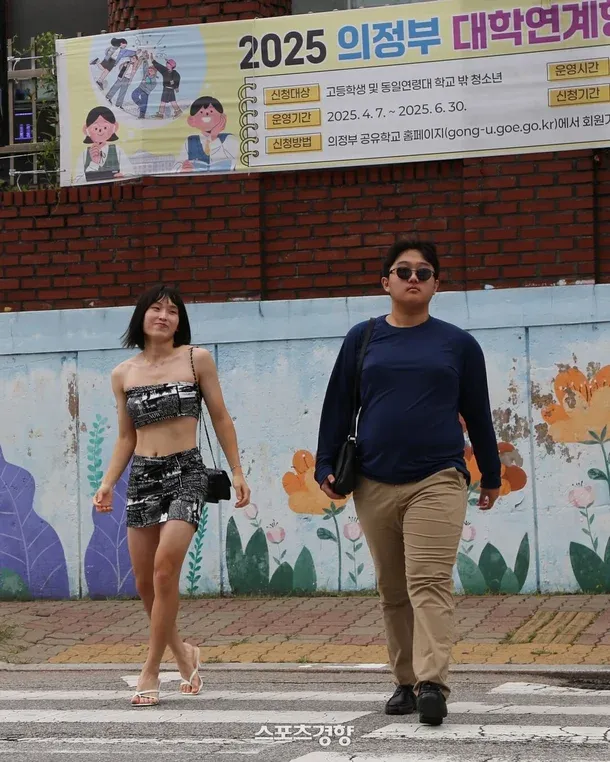 韩国最会“玩梗”的高中毕业照来了！学生神还原房时爀与美女网红的“洛杉矶街拍”